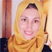 Profesora de inglés imparte clases a alumnos de nivel elementario, intermedio y avanzado